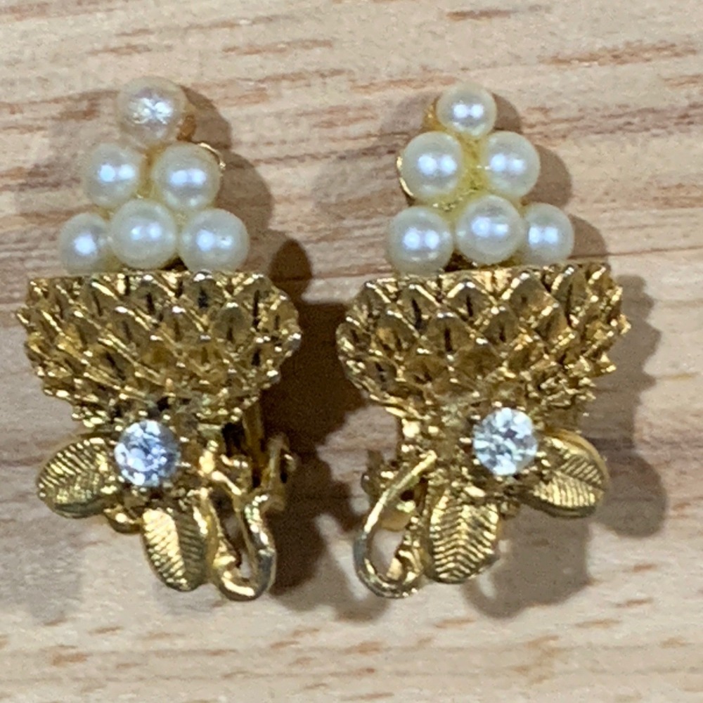 Vintage Clip On Earrings Women Gold Tone Faux Pearl Grape Cluster MCM